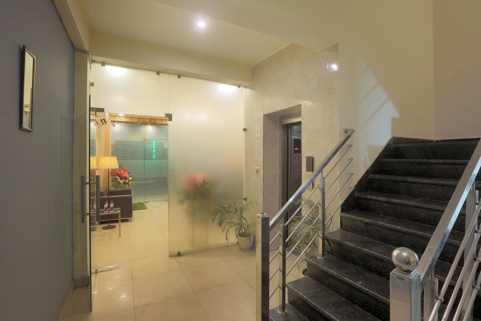 Hotel Lemon Suites & Banquet Noida Sector 62 Exterior foto