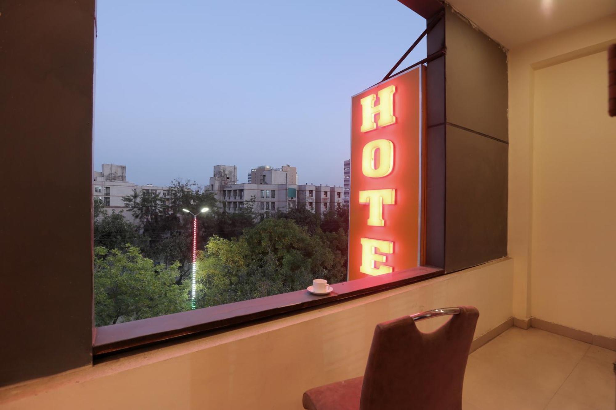 Hotel Lemon Suites & Banquet Noida Sector 62 Exterior foto
