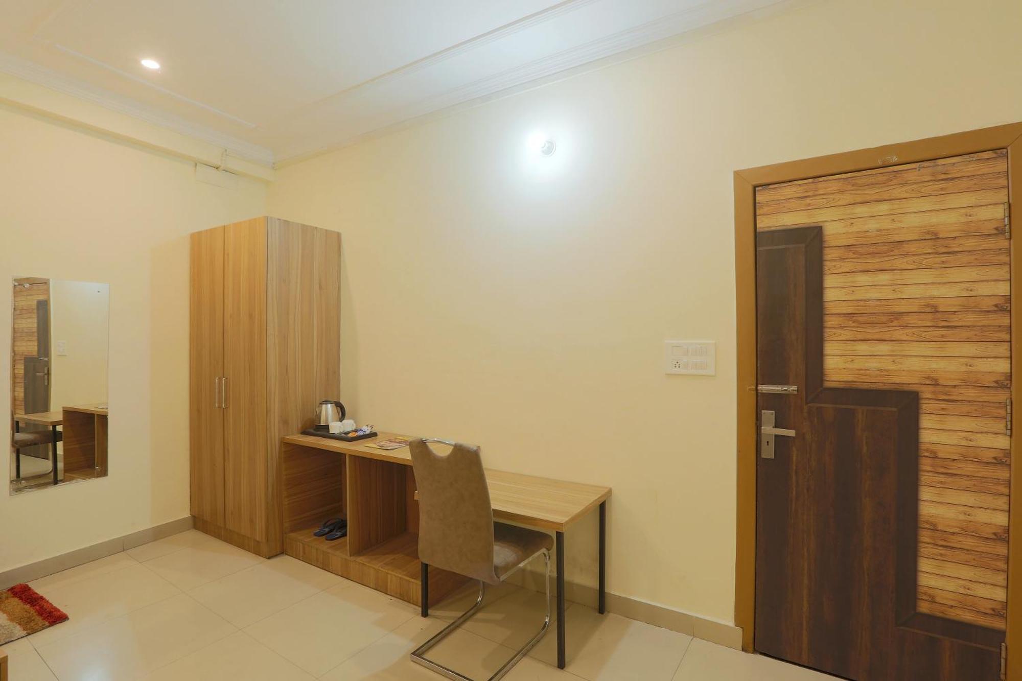 Hotel Lemon Suites & Banquet Noida Sector 62 Exterior foto